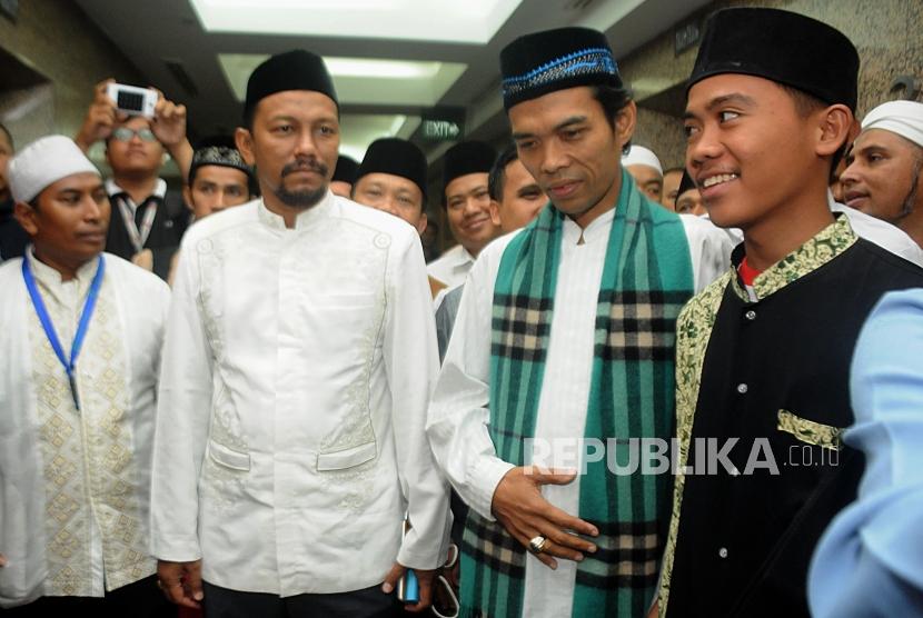 Ceramah. Ustad Abdul Somad (kedua kanan) usai menyampaikan ceramah di Gedung Sarana Jaya, Tanah Abang, Jakarta, Kamis (28/12).