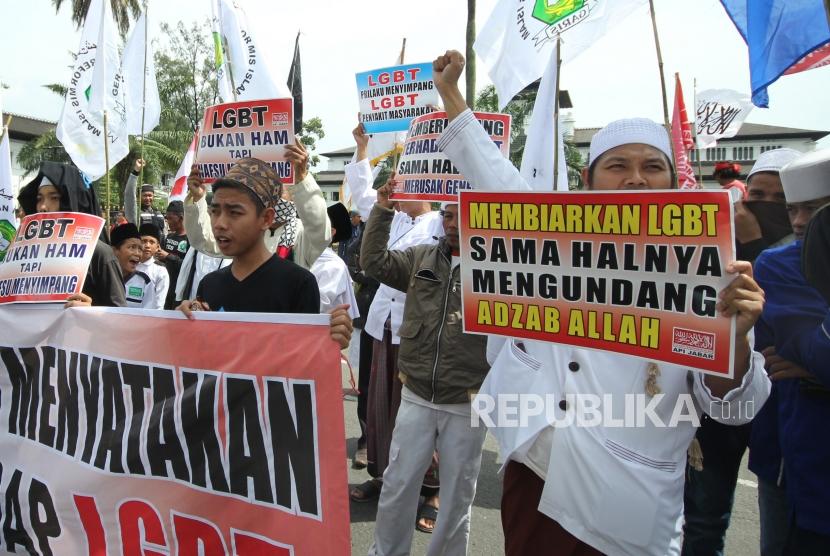 Puluhan massa dari Aliansi Pergerakan Islam Jawa Barat (API Jabar) menggelar aksi pernyataan sikap menolak LGBT, di depan Gedung Sate, Kota Bandung, Jumat (29/12).