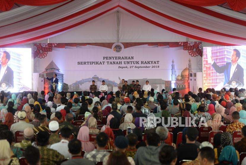 President Joko Widodo delivers his speech during distribution of land sertificates in Depok, West Java, Thursday (Sept 27).
