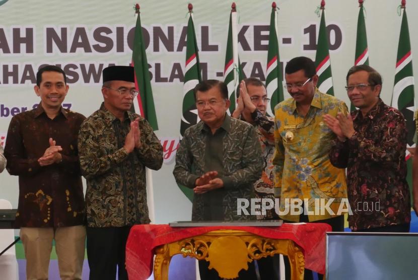 Wakil Presiden RI periode 2004-2009 dan 2014-2019 Jusuf Kalla (ketiga kiri) mantan Ketua Presidium KAHMI yang kini menjabat Menko Polhukam Mahfud MD (kanan).