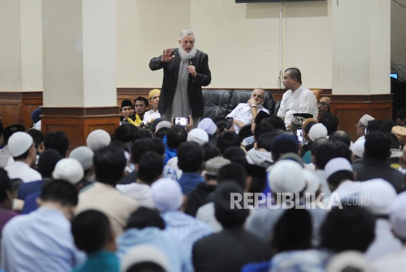 Syeikh Yusuf Estes memberikan tausyiah kepada umat muslim di Masjid Agung Sunda Kelapa, Jakarta, Ahad, (18/3).