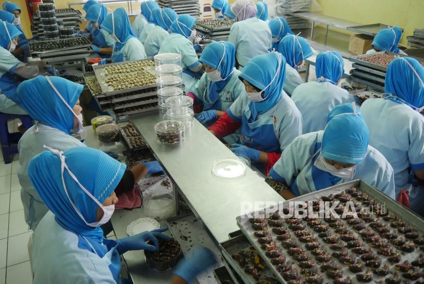 Para karyawan membuat kue kering di pabrik kue kering Ina Cookies, di Jalan Bojongkoneng, Kota Bandung, Kamis (7/6).