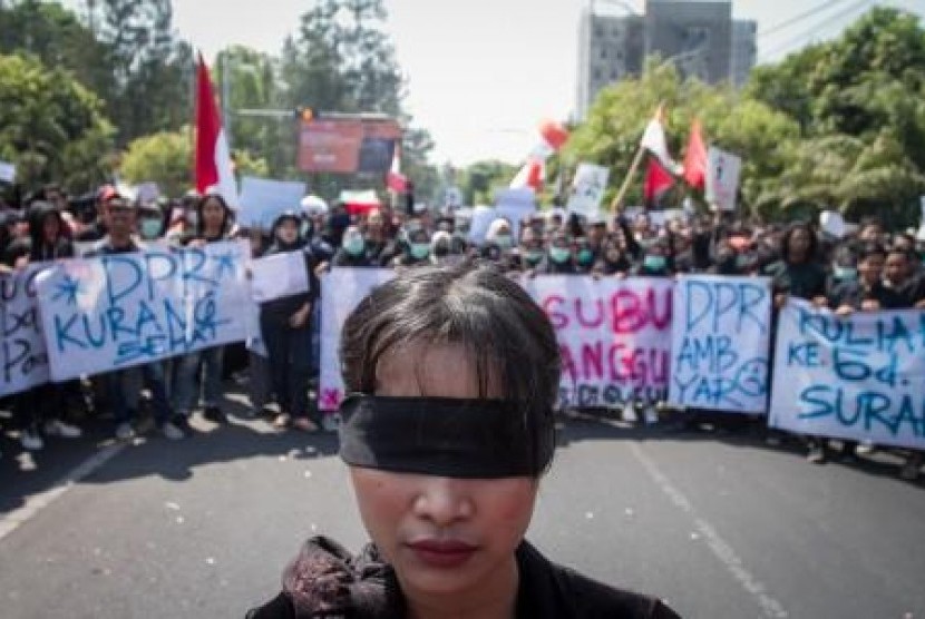  Ratusan mahasiswa menggelar aksi di Simpang Lima, Kabupaten Garut, Jawa Barat, Rabu (25/9).