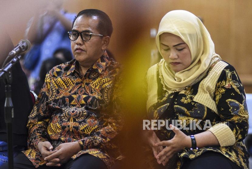 Terdakwa kasus suap perizinan proyek Meikarta yang juga Bupati Bekasi nonaktif Neneng Hasanah Yasin (kanan) dan Jamaludin (kiri) menjalani sidang yang beragendakan pembacaan vonis di Pengadilan Tipikor Bandung, Kota Bandung, Rabu (29/5).