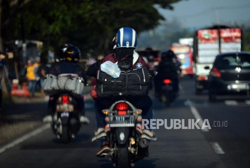 Pemudik sepeda motor melintasi Jalan Raya Pantura, Cirebon, Jawa Barat, ilustrasi