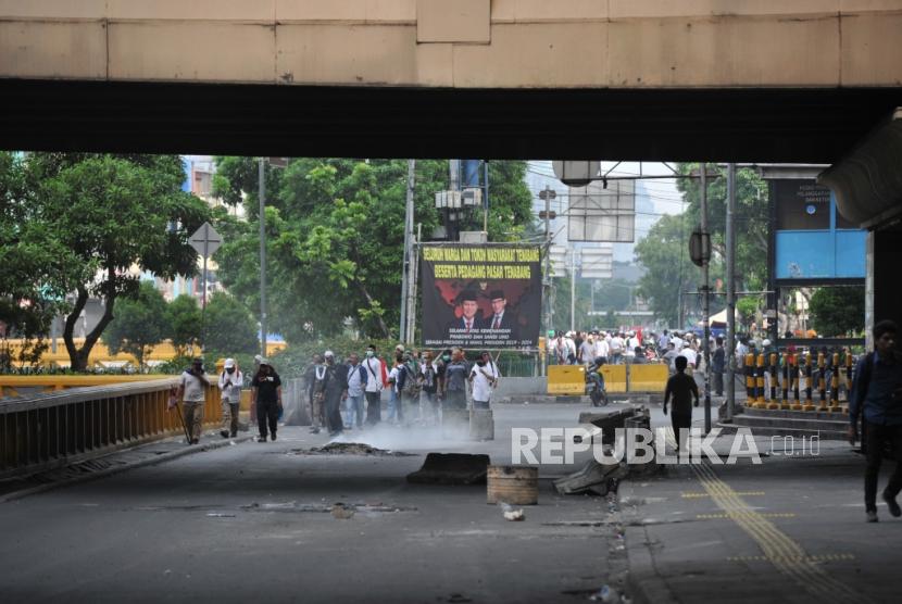 Suasana bentrokan antara petugas kepolisian dengan massa aksi di kawasan Tanah Abang, Jakarta, Rabu (22/5/2019). 