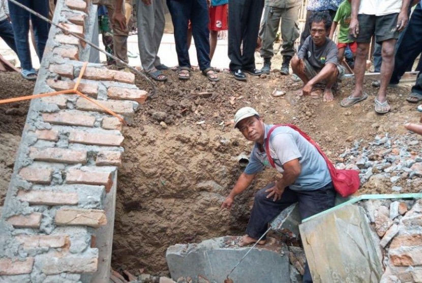  Apong Soleh (65) warga Kampung Sukadami, Desa Saganten, Kecamatan Sindangbarang, Kabupaten Cianjur, tewas tertimpa bangunan kamar mandi rumahnya saat sedang memperbaiki septic tank, Selasa (24/9).