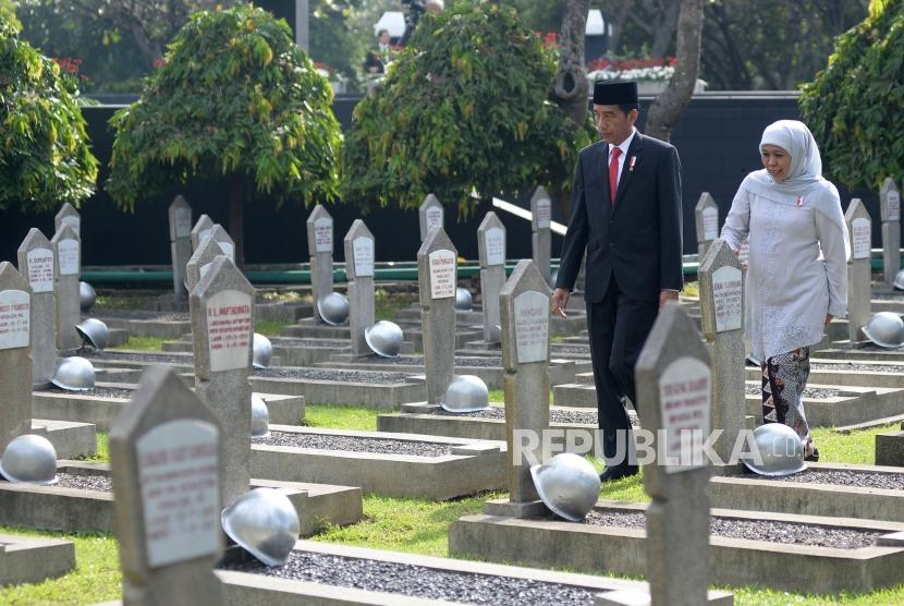 Presiden Joko Widodo bersama Mensos Khofifah Indar Parawansa bersiap melakukan tabur bunga dalam rangkaian upacara Ziarah Hari Pahlawan 2017 di Taman Makam Pahlawan Kalibata, Jakarta, Jumat (10/11). Kegiatan ini rutin dilakukan setiap 10 November untuk mengenang jasa para pahlawan yang telah gugur dalam memperjuangkan kemerdekaan Indonesia