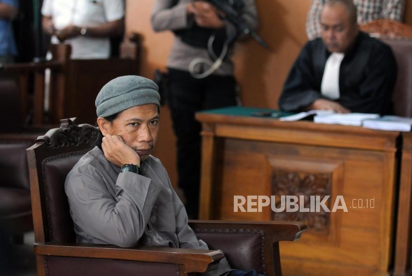 Terdakwa kasus terorisme Aman Abdurrahman saat menjalani sidang pembacaan tuntutan di Pengadilan Negeri Jakarta Selatan, Jumat (18/5).
