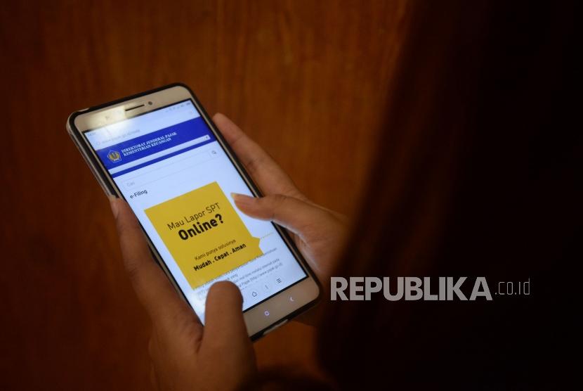 Seorang wajib pajak mencari informasi mengenai pengisian SPT secara online di Jakarta, Jumat (9/3).