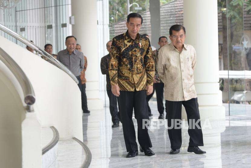 Jokowi Temui JK, Presiden Joko Widodo (kiri) bersama Wapres Jusuf Kalla usai pertemuan di Istana Wakil Presiden, Jakarta, Kamis (9/8).