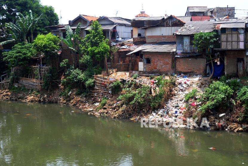 Salah satu rumah yang membuang sampah ke aliran Sungai Ciliwung di kawasan Kebon Baru, Tebet, Jakarta, Jumat (7/9).