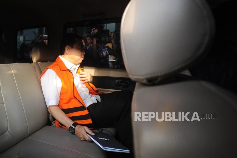 Tersangka kasus korupsi KTP elektronik Setya Novanto menaiki mobil tahanan seusai menjalani pemeriksaan di Gedung KPK, Jakarta, Selasa (19/12).