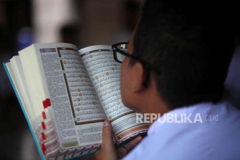 Seorang pelajar membaca Alquran 