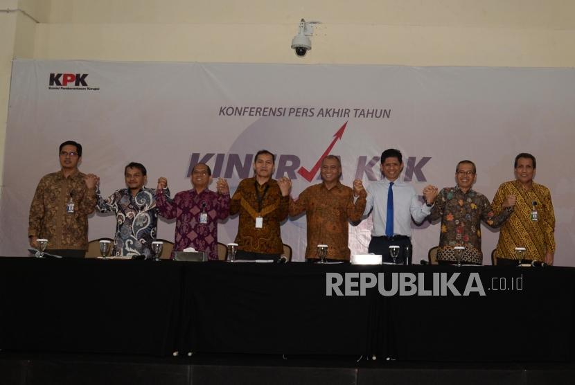 KPK chairman Agus Raharjo (center) and fellow leaders of KPK hold the year-end press conference of the 2018 KPK Performance, Jakarta, Wednesday.