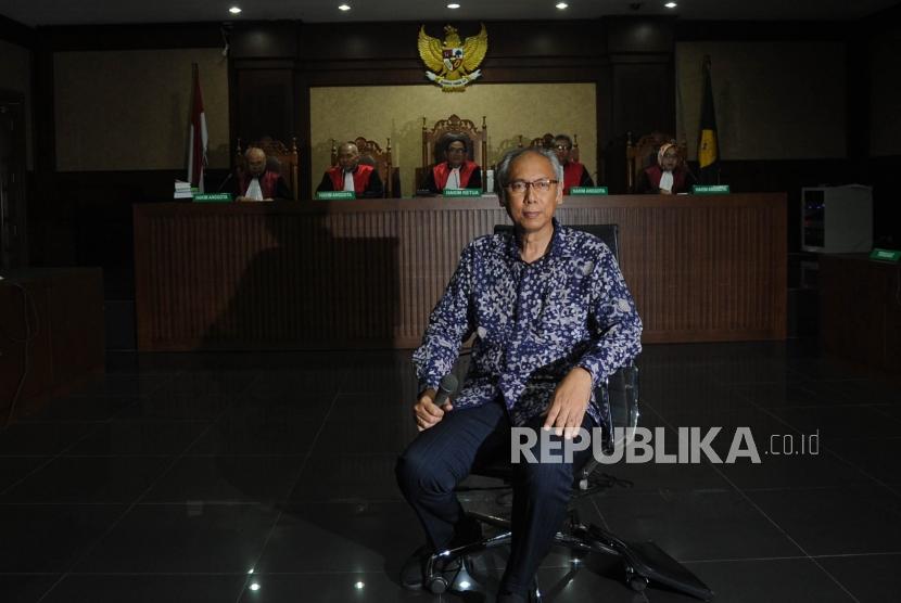 Dokter Rumah Sakit Medika Permata Hijau Bimanesh Sutarjo menjalani sidang perdana di pengadilan Tipikor, Jakarta, Kamis (8/3).
