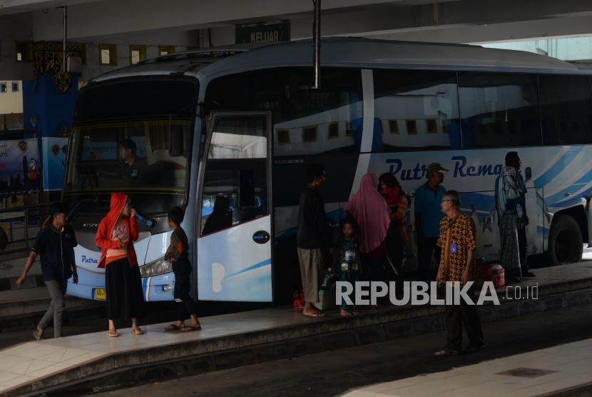  Bus antar kota menurunkan penumpang di terminal. (Ilustrasi) 