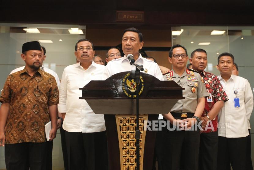 Menteri Koordinator Bidang Politik, Hukum dan Keamanan (Menko Polhukam) Wiranto (tengah)