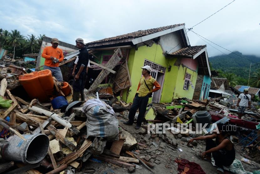 Sejumlah warga terdampak tsunami menyelamatkan barang berharganya di Desa Way Muli, Kalianda, Lampung Selatan, Senin (24/12).