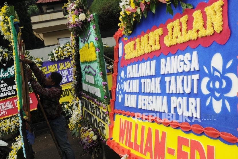 Pekerja meletakan karangan bunga duka cita pasca insiden kerusuhan antara petugas kepolisian dan narapidana di Mako Brimob, Depok, Jawa Barat, Kamis (10/5).