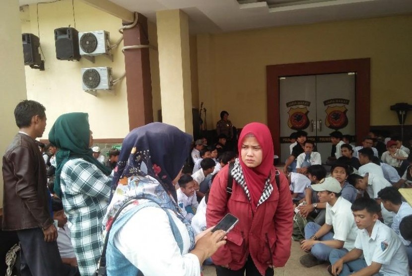  Ratusan pelajar di Kota Bogor diamankan oleh polisi bersama petugas gabungan di Markas Polresta Bogor Kota setelah diduga hendak berangkat demo ke Gedung DPR RI, Senin (30/9).