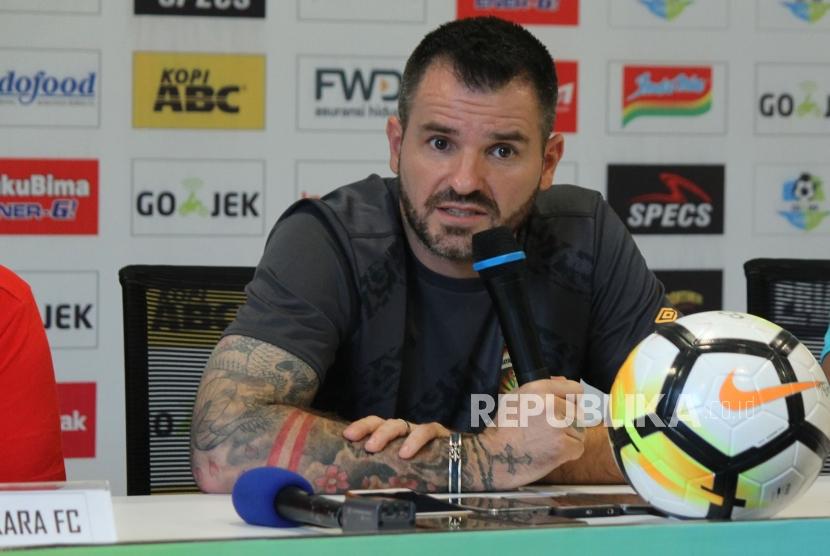 Pelatih Bhayangkara FC Simon McMenemy menjawab pertanyaan wartawan saat konferensi pers di Graha Persib, Kota Bandung, Rabu (30/5).