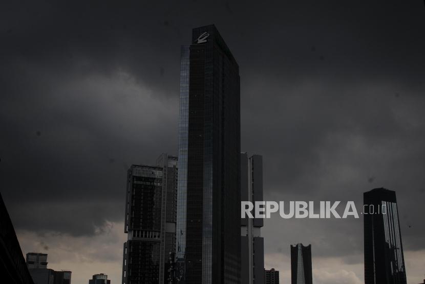 Suasana Gedung disertai awan mendung di Kawasan Mega Kuningan, Jakarta Selatan, Rabu (29/11).