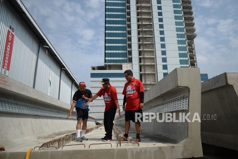 Tinjau Pabrikasi Beton LRT. Menteri Perhubungan Budi Karya Sumadi (tengah) meninjau lokasi pabrikasi beton LRT di Jakarta, Ahad (29/4).