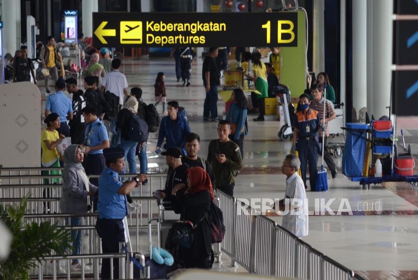 Sepi pemudik. Sejumlah pemudik menunggu jadwal keberangkatan di Bandara Soekarno Hatta, Tangerang, Ahad (2/6).