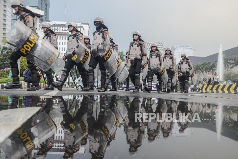 [Ilustrasi] Pengamanan Unjuk Rasa MK. Sejumlah Polisi anti huru hara membubarkan diri usai mengamankan aksi massa yang berunjuk rasa mengawal sidang perdana Perselisihan Hasil Pemilihan Umum (PHPU) sengketa pemilihan Presiden 2019 di Mahkamah Konstitusi, Jakarta Pusat, Jum’at (14/6).