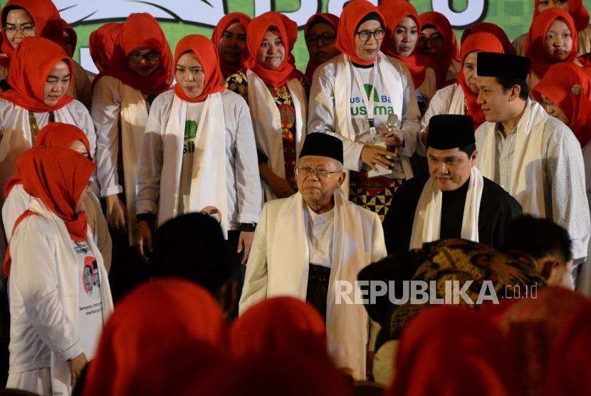Cawapres KH Ma'ruf Amin bersama Ketua Tim Kampanye Nasional Koalisi Indonesia Kerja (TKN KIK) Erick Thohir saat menghadiri deklarasi nasional Arus Baru Muslimah di Jakarta, Ahad (23/9) malam.