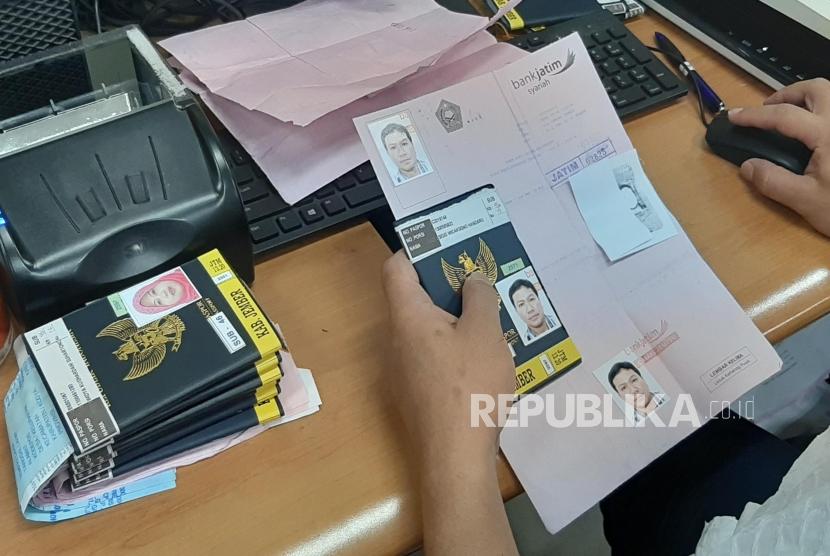 Petugas Kementerian Agama sedang melakukan pendataan pembuatan visa haji untik calon jamaah haji Indonesia di kantor Kementrian Agama RI di Jakarta, Selasa (25/6).