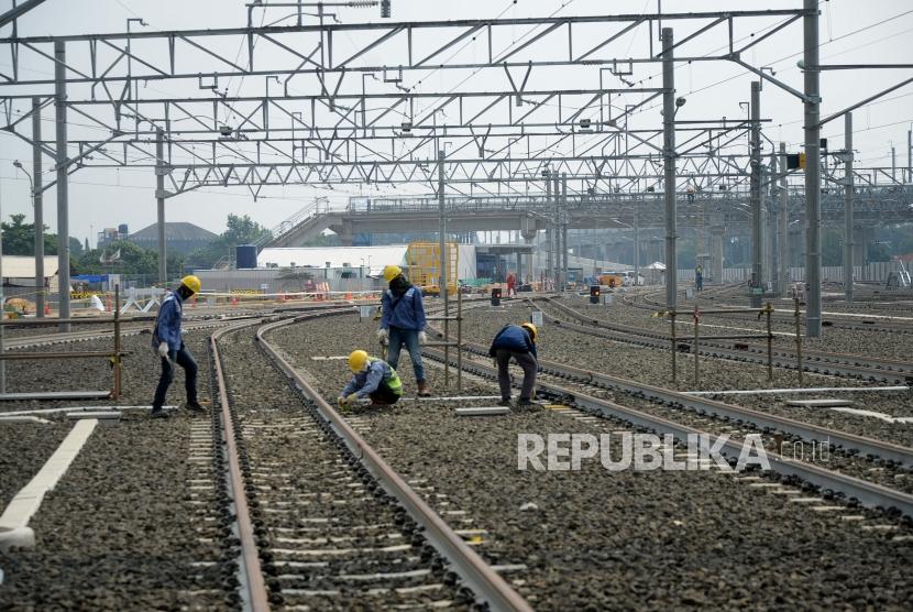 Menhub Tinjau Depo MRT. Pekerja menyelesaikan pengerjaan rel kereta di depo MRT, Lebak Bulus, Jakarta, Ahad (1/7).