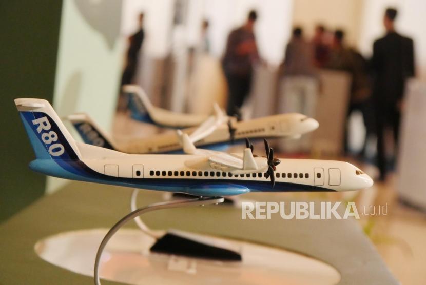 Miniatur pesawat R80 ditampilkan pada Jabar Habibie Festival. (ilustrasi)