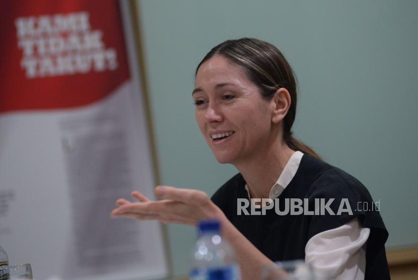 Deputy Press Attache Embassy of the United States of America Sita Raiter berbincang saat mengunjungi kantor Republika, Jakarta, Selasa (23/7).