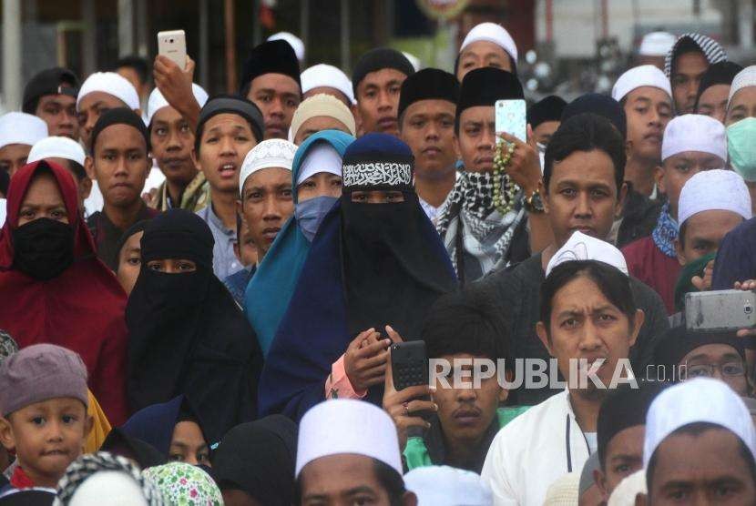 Ratusan ummat islam menghadiri Dzikir Akbar Palu Beristigfar di Anjungan Nusantara pantai Talise, Palu Sulawesi tengah, Jumat (12/10).