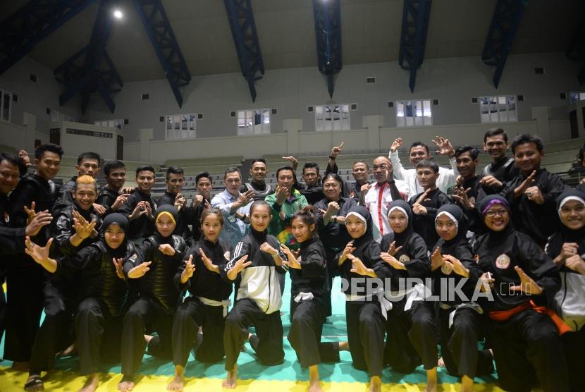 Menpora Imam Nahrawi saat mengunjungi pelatnas pencak silat di Padepokan Pencak Silat TMII, Jakarta, Kamis (12/7).