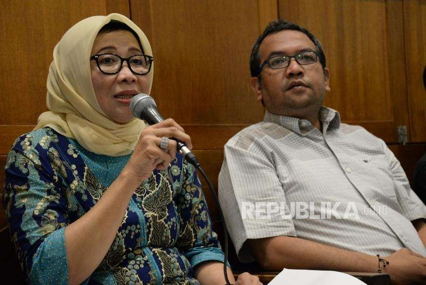 Dirjen Pemasyarakatan Kemenkumham Sri Puguh Budi Utami (kiri) menyampaikan paparnya bersama Direktur Ekslusif ICJR Anggara (kanan) saat menjadi narasumber dalam diskusi media di Jakarta, Ahad (23/9).