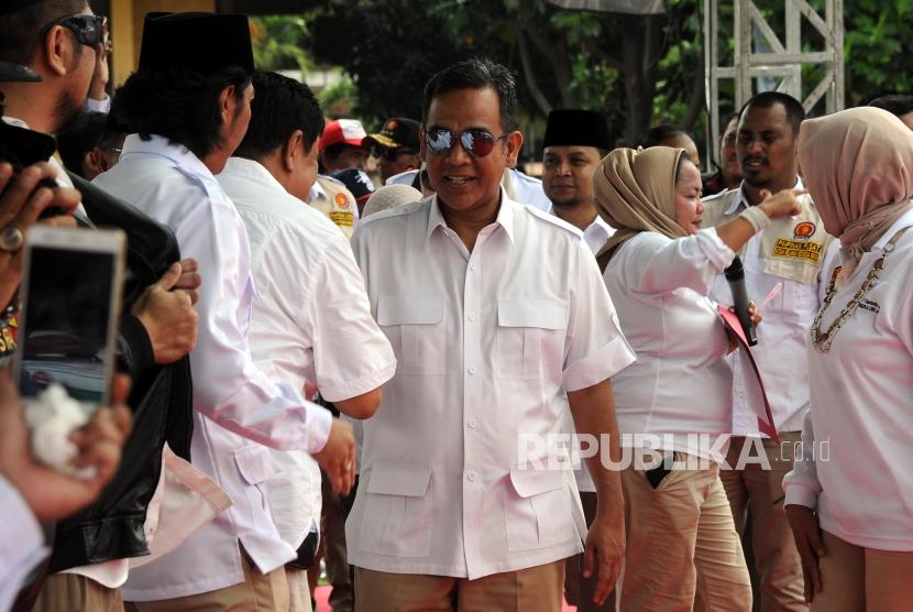 Sekretaris Jenderal Partai Gerindra Ahmad Muzani saat tiba pada acara puncak hari ulang tahun Partai Gerindra ke-10 di Lapangan Arcici, Cempaka Putih, Jakarta, Ahad (11/3).