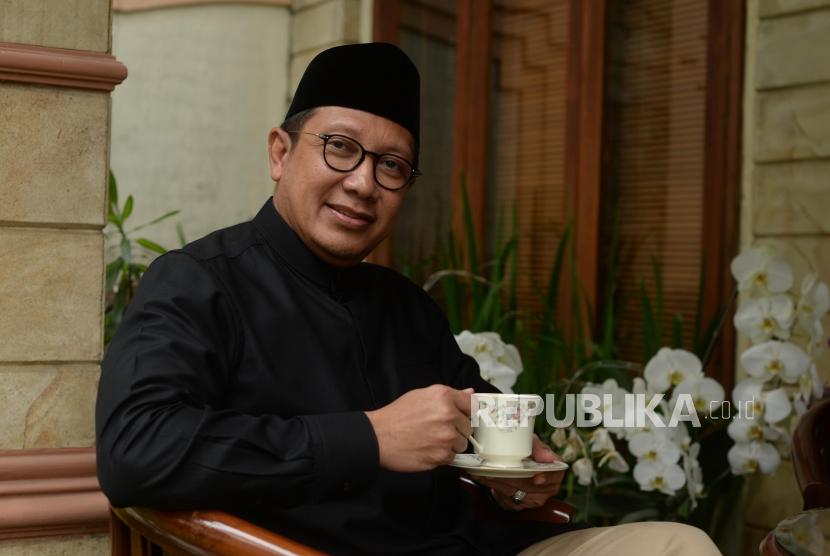 Menteri Agama RI,  Lukman Hakim Saifuddin saat  sesi foto bersama Republika di Jakarta, Sabtu (22/12).