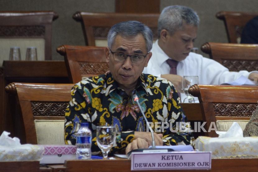 Ketua Dewan Komisioner OJK Wimboh Santoso mengikuti rapat kerja dengan Komis I di Kompleks Parlemen Senayan, Jakarta, Senin (11/4).