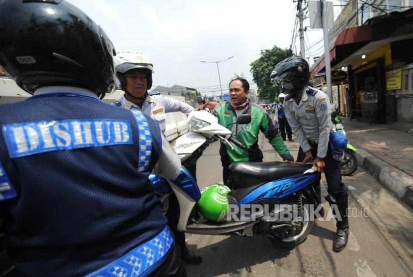 Operasi Parkir Liar. Suku Dinas Perhubungan Jakarta Pusat  melakukan penertiban kendaraan roda dua yang melakukan parkir liar di Jalan K.H Mas Mansyur, Jakarta Pusat, Kamis (2/11).