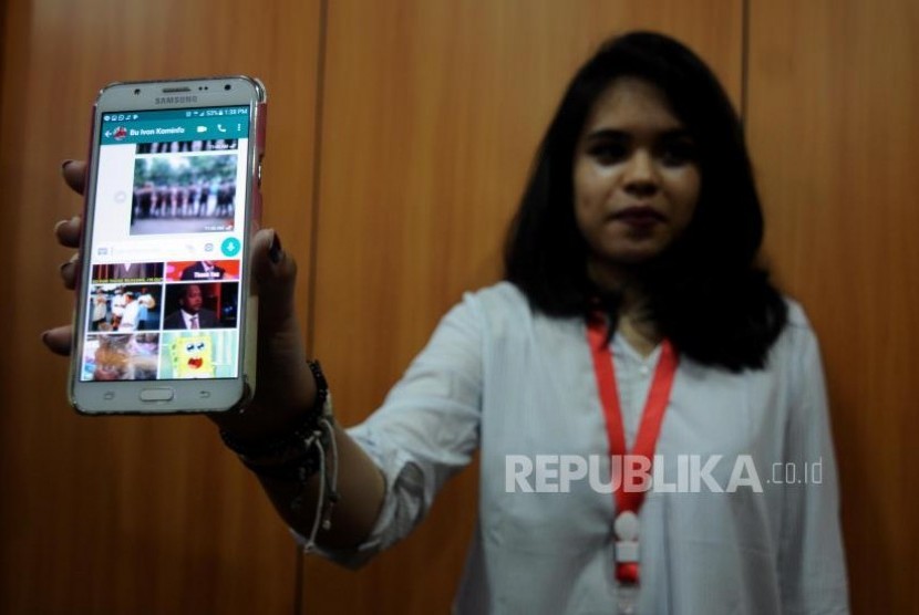 Konferensi Pers Konten Pornografi Whatsapp. Pegawai Kemkominfo memperlihatkan gambar GIF yang ada di aplikasi Whatsapp di Gedung Kementerian Komunikasi dan Informatika, Jakarta Pusat. (Ilustrasi)