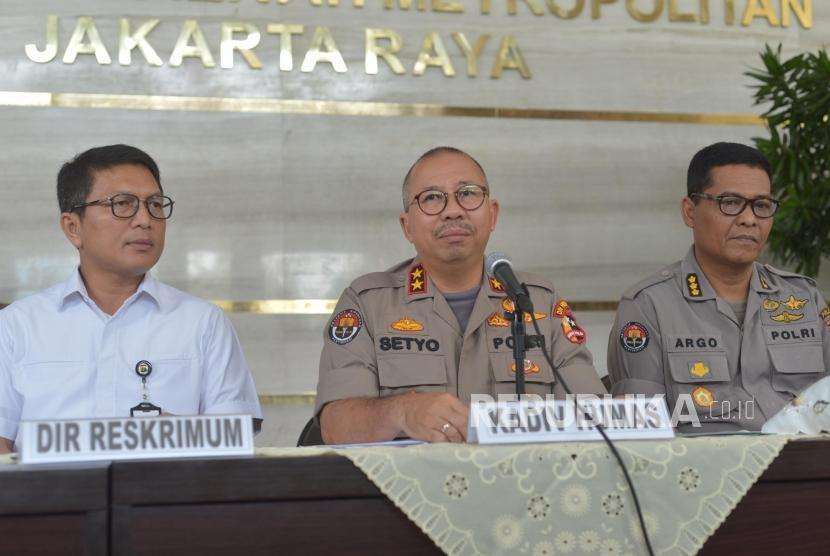 Kadiv Humas  Mabes Polri, Setyo Wasisto (tengah) memberikan keterangan kepada media terkait  pemberitaan penganiyaan  aktivis kemanusiaan Ratna Sarumpaet di  Polda Metro Jaya, Jakarta, Rabu (3/10).