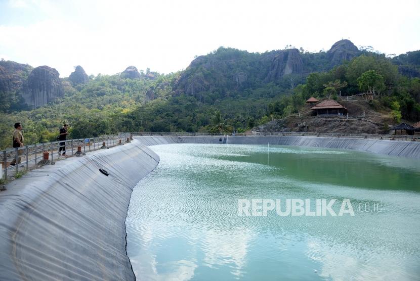 Pengembangan Wisata Yogyakarta. Pengunjung menikmati pemandangan Embung Nglanggeran, Gunungkidul, Yogyakarta, Senin (15/7/2019).