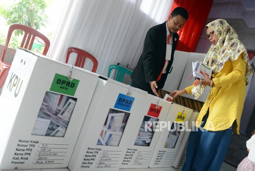Sejumlah warga memasukan surat suara ke dalam kotak di TPS 30, Sawangan, Depok, Jawa Barat, Rabu (17/4).