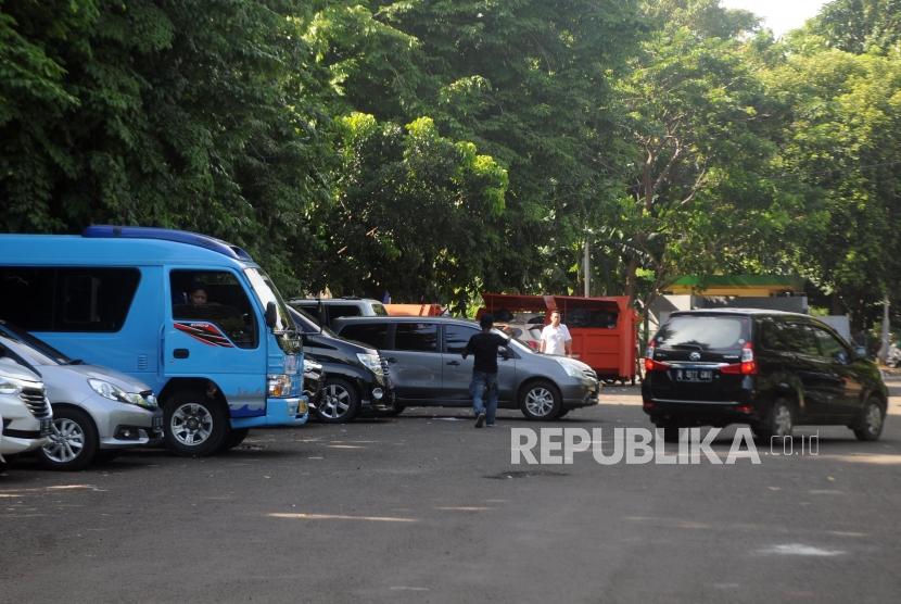 Petugas memarkirkan mobil di kawasan area parkir Masjid Istiqlal, Jakarta. Kadishub DKI akan Tertibkan Parkir Liar di Masjid Istiqlal
