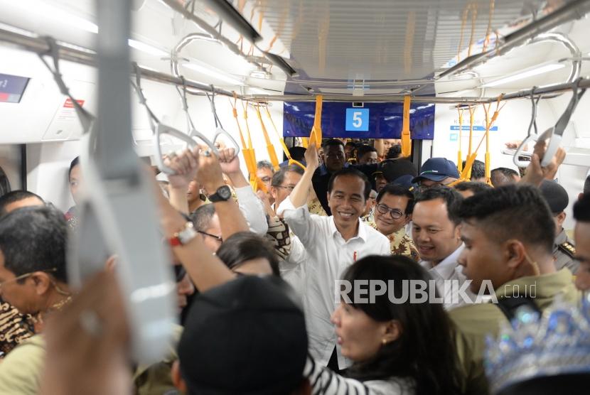 Mencoba MRT. Presiden Joko Widodo bersama jajaran menteri dan walikota mencoba moda raya terpadu (MRT) Ratangga Bundaran HI-Lebak Bulus, Jakarta, Selasa (19/3/2019).