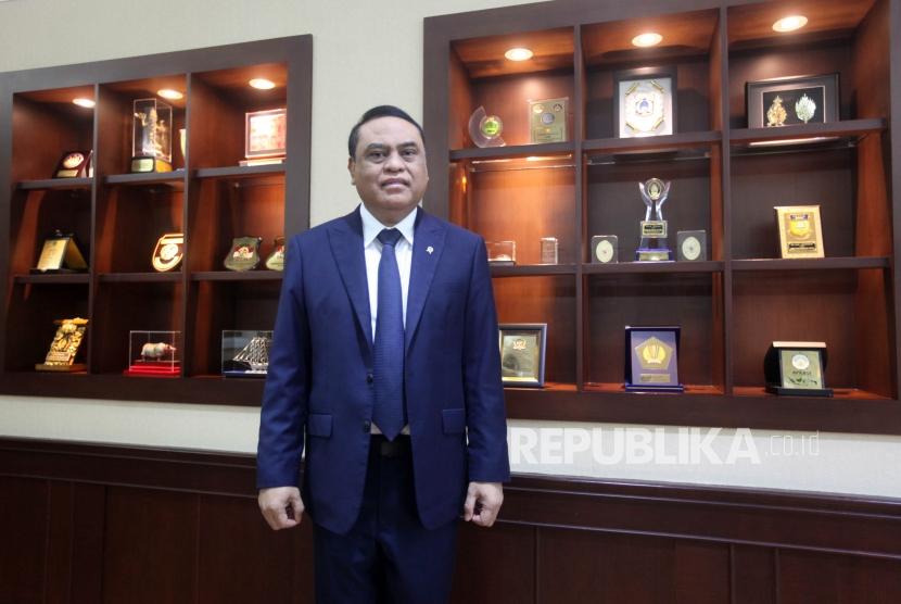 Menteri Pendayagunaan Aparatur Negara dan Reformasi Birokrasi (MenPAN-RB) Syafrudin berpose disela-sela wawancara di kantor Kemenpar RB, Jakarta, Kamis (9/11).
