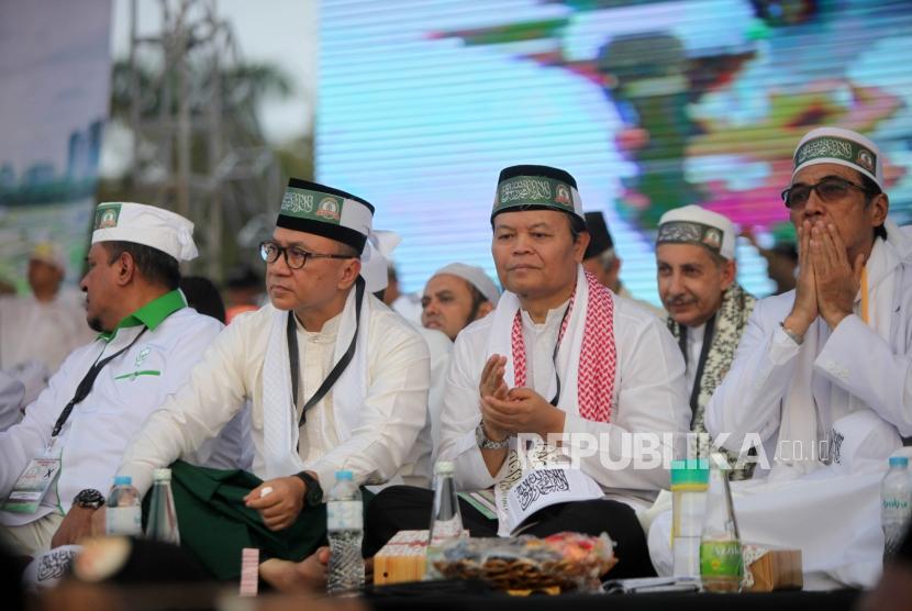 Ketua MPR RI Zukifli Hasan (kedua kiri) bersama Wakil Ketua MPR RI Hidayat Nur Wahid (kedua kanan) menghadiri reuni aksi 212 di Lapangan Monumen Nasional, Jakarta, Ahad, (2/12).